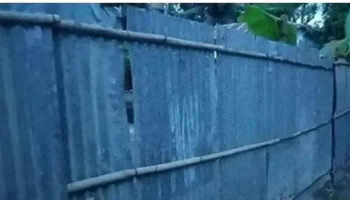 টিনের বেষ্টনি ভেঙ্গে প্রশাসন দখলমুক্ত করল সেই জমি