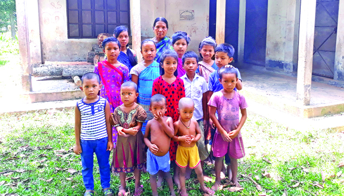 মান্দি শিশুরা ভুলতে বসেছে মাতৃভাষা