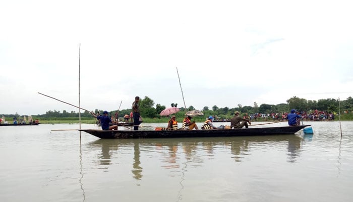 কুমিরটি উদ্ধারের চেষ্টা ব্যর্থ, আতঙ্কে এলাকাবাসী