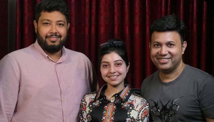 তিন বিচারকের কণ্ঠে থিম সং