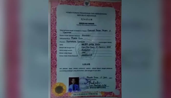 নিজের স্বপ্ন পূরণে ছেলের নাম রাখলেন ‘এবিসিডিইএফ জিএইচআইজেকে’