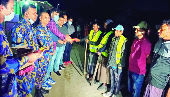 লাঠি বাঁশি নিয়ে পাহারা বৈশ্বিক নজর কাড়ছে