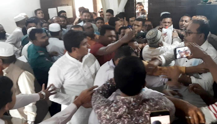 নির্বাচন কর্মকর্তার সামনেই দুই প্রার্থীর হাতাহাতি