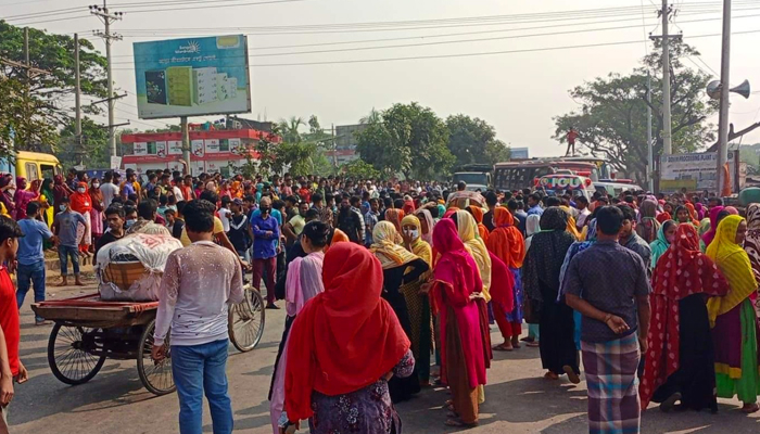 কুমিল্লায় পোশাক শ্রমিকদের মহাসড়ক অবরোধ, ৩০ কি.মি. যানজট