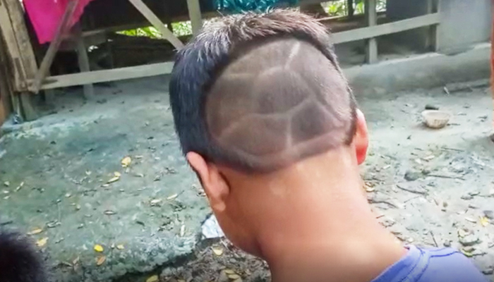 চুল কেটে মাথায় নির্বাচনী প্রতীক