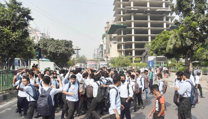 সময় বেঁধে দিয়ে রাস্তা ছাড়লেন শিক্ষার্থীরা