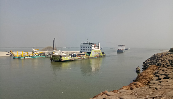 ঘন কুয়াশা, দৌলতদিয়া-পাটুরিয়া রুটে ফেরি চলাচল বন্ধ
