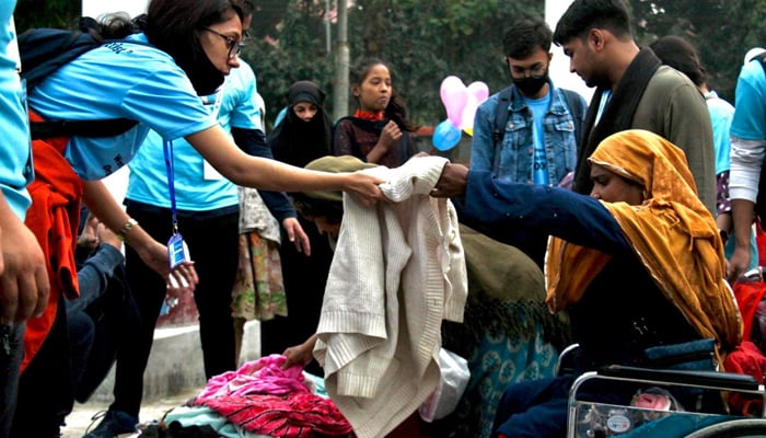 শীতার্তদের মুখে হাসি ফোটানোর চেষ্টায় একদল শিক্ষার্থী