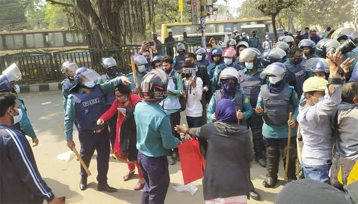 চাকরিপ্রত্যাশীদের অবরোধে পুলিশের লাঠিচার্জ, আহত ১০