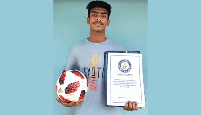 মাথায় ফুটবল ঘুরিয়ে গিনেস রেকর্ডসে চট্টগ্রামের মুনতাকিম