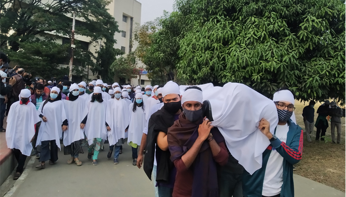 শিক্ষার্থীদের পরনে কাফন, সামনে প্রতীকী লাশ