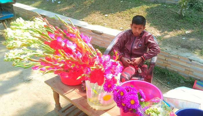 'একটা ফুল নেন একটা ফুল'
