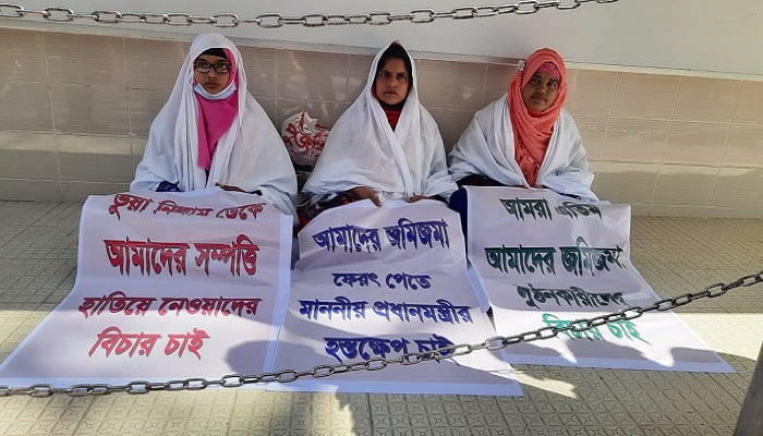 বরগুনায় কাফনের কাপড় পরে ৩ বোনের অনশন