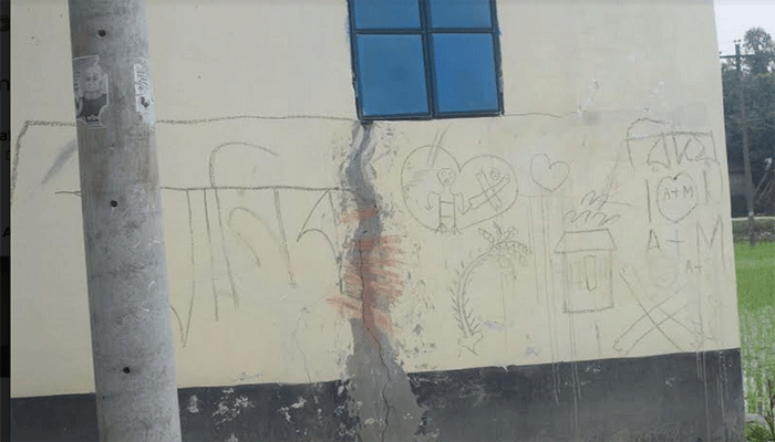 ঘরে ফাটল, ভয়ে বাড়ি ছাড়ছেন আবাসন প্রকল্পের বাসিন্দারা
