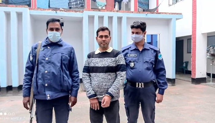 দোহারে যৌতুকের দাবিতে শিক্ষিকার চুল কেটে দেওয়ার অভিযোগ