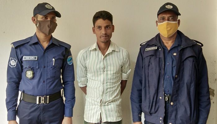 কৃষকের ছদ্মবেশে সাজাপ্রাপ্ত পলাতক আসামি ধরলো পুলিশ