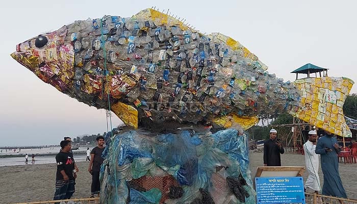 ফেলনা প্লাস্টিক বোতল ও পলিথিন বর্জ্যের 'কোরাল মাছ'