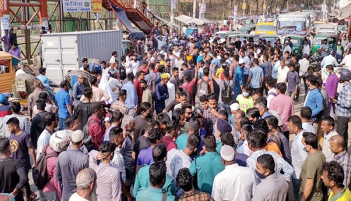 ট্রাফিক পুলিশের মামলা, শিক্ষার্থীদের সড়ক অবরোধ