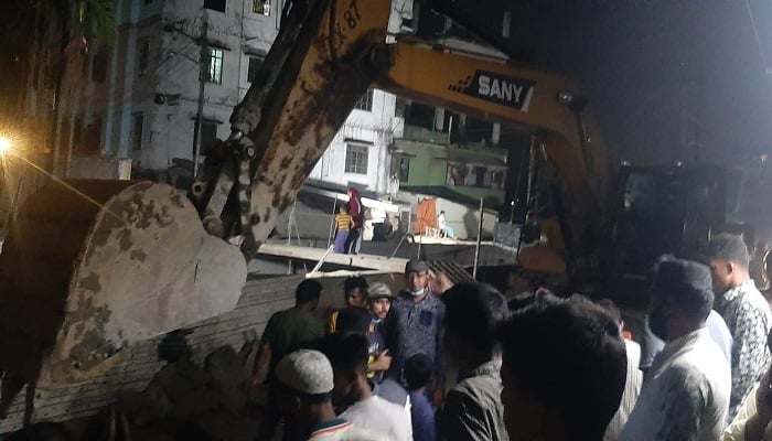 জলাবদ্ধতা নিরসন প্রকল্পের লোহারপাত চাপায় পথচারী নিহত