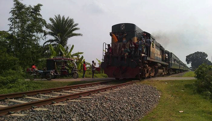 ট্রেনের ধাক্কায় যুবক নিহত