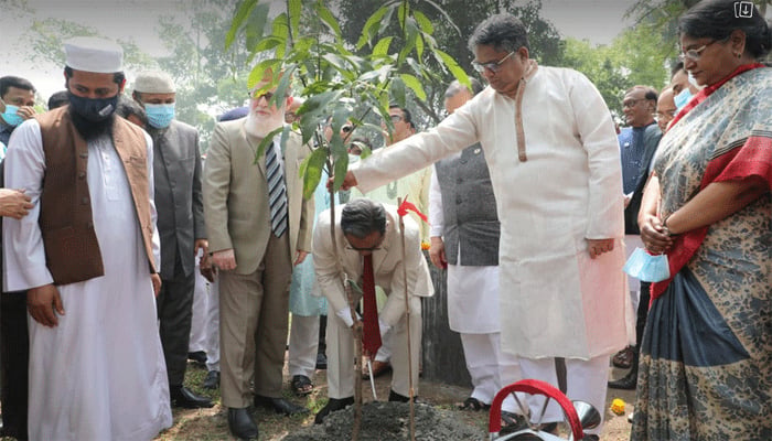 বঙ্গবন্ধুর জন্মশতবার্ষিকী উপলক্ষে সুপ্রীম কোর্ট প্রাঙ্গণে বৃক্ষরোপণ