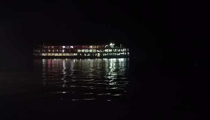 ৫০০ যাত্রী নিয়ে ঢাকাগামী সুন্দরবন-৯ লঞ্চ চরে আটকে গেছে