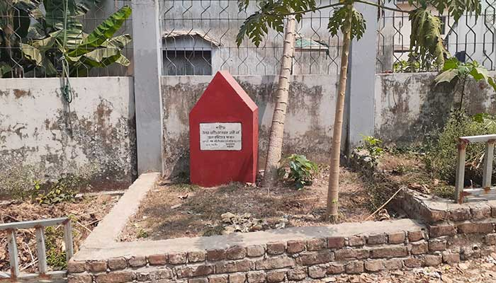 অযত্নে পড়ে আছে দুই শহীদ কারারক্ষীর সমাধি