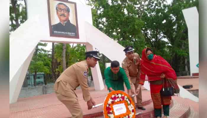 আ.লীগ নেতাদের বাদ দিয়ে শ্রদ্ধা নিবেদন,  সমন্বয়হীনতার অভিযোগ ইউএনও বিরুদ্ধে