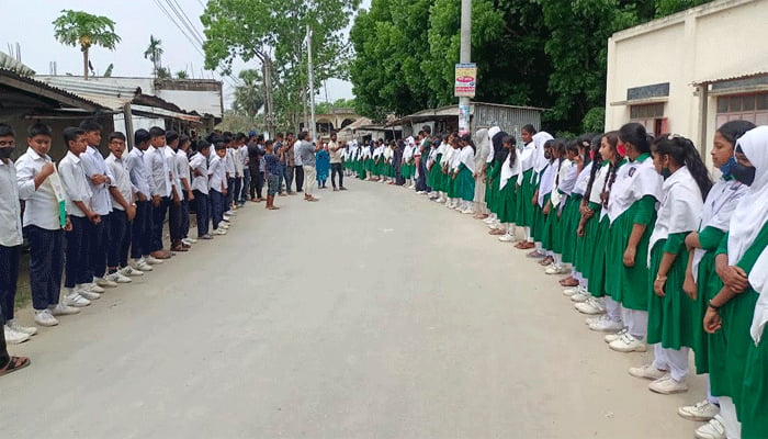 চালকের শাস্তি ও নিরাপদ সড়কের দাবিতে মানববন্ধন শিক্ষার্থী-এলাকাবাসীর