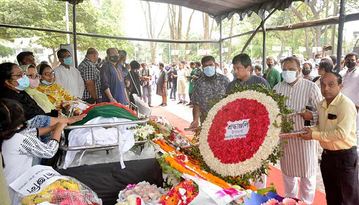 হাসান আরিফের মরদেহে জাতীয় বিশ্ববিদ্যালয় উপাচার্যের শ্রদ্ধা