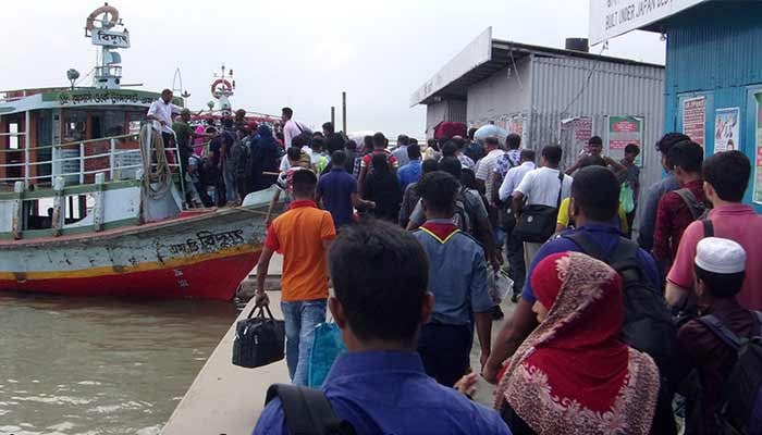 ঘরমুখী যাত্রীদের চাপ বেড়েছে পাটুরিয়া ও আরিচায়