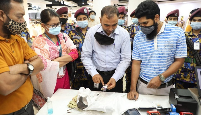 এক পাঞ্জাবির তিন দাম, লাখ টাকা জরিমানা
