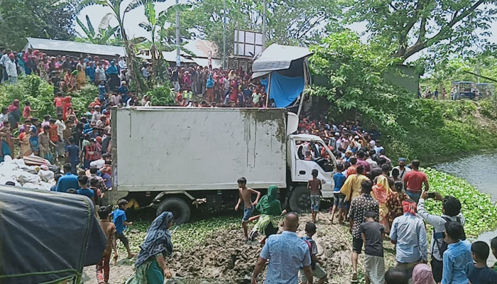 শরীয়তপুর কাভার্ডভ্যান নিয়ন্ত্রণ হারিয়ে খাদে, নিহত ১