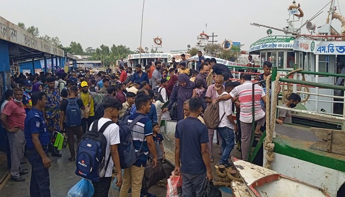 শিমুলিয়ায় যাত্রীর ঢল, স্পিডবোটে ঝুঁকিপূর্ণ পারাপার