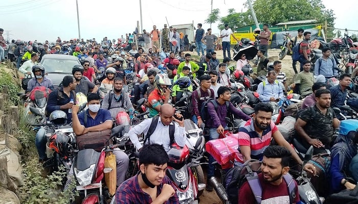 শিমুলিয়ায় ফেরির অপেক্ষায় কয়েক হাজার মোটরসাইকেল
