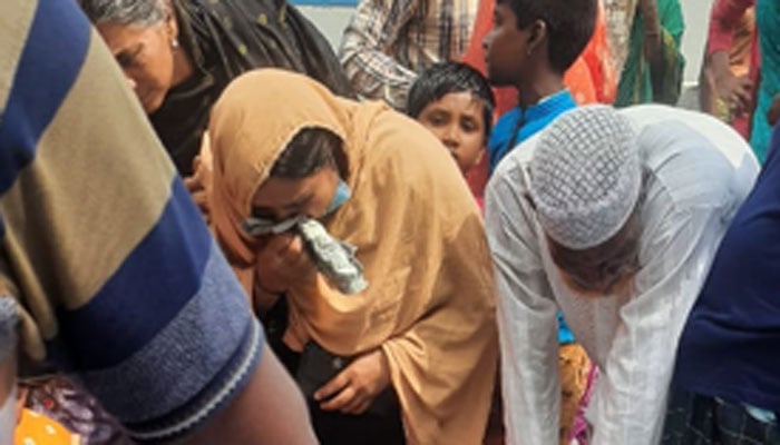 জিরো লাইনে প্রয়াত মাকে শেষবার দেখলেন ২ মেয়ে