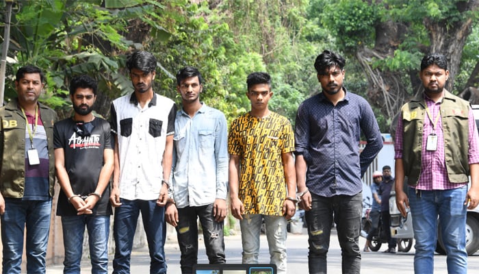 অনলাইনে চকচকে দেখিয়ে তারা পৌঁছে দিতেন পুরনো-ছেঁড়া কাপড়