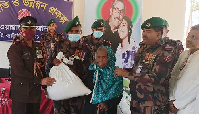 কাপ্তাই বিজিবি ব্যাটালিয়ন কর্তৃক দুঃস্থ পরিবারের মাঝে খাদ্য সামগ্রী বিতরণ