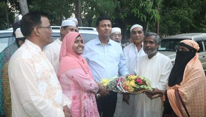 জেলা প্রশাসনের শিক্ষা সহায়তা পেল মেধাবী হারিসা