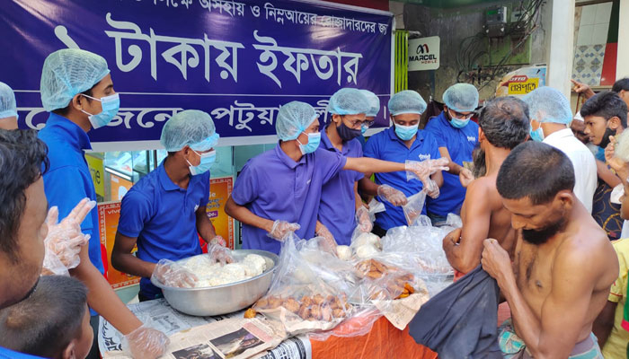 ছিন্নমূল মানুষের জন্য পটুয়াখালীতে এক টাকায় ইফতার