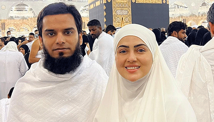 স্বামীকে নিয়ে কাবা শরীফে সানা খান