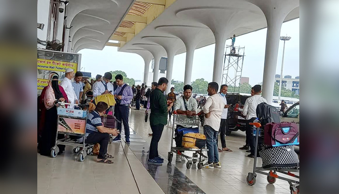 শাহজালালে রাতে বিমান চলাচল শুরু হলেও কমেনি ভোগান্তি