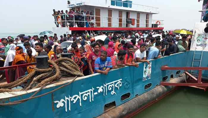 লঞ্চ-ফেরিতে উপচেপড়া ভিড়, দৌলতদিয়ায় যানবাহনের দীর্ঘ সারি
