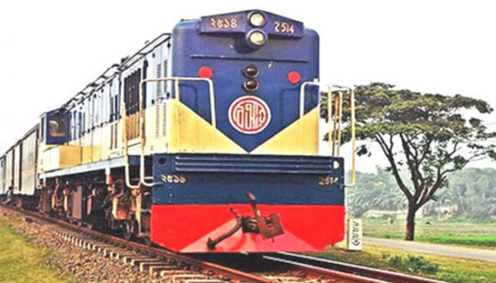 ৩ ঘণ্টা পর চিরিরবন্দরে ট্রেন চলাচল শুরু