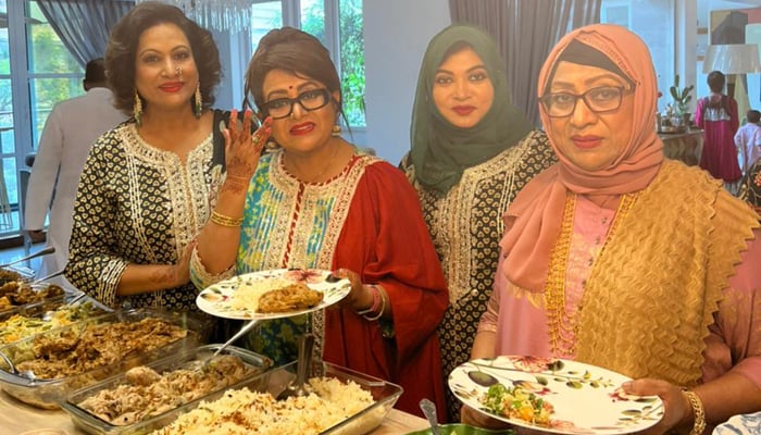 সন্তানদের আয়োজনে তিন কন্যার অন্যরকম ঈদ