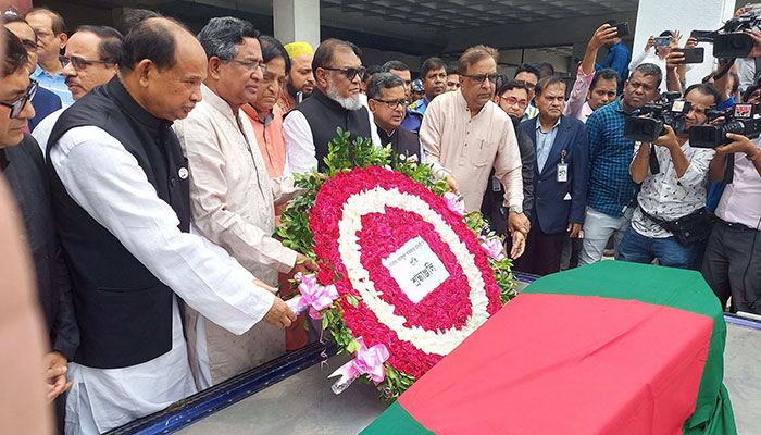 দেশে এল গাফ্‌ফার চৌধুরীর মরদেহ, দুপুরে কেন্দ্রীয় শহীদ মিনারে শ্রদ্ধা