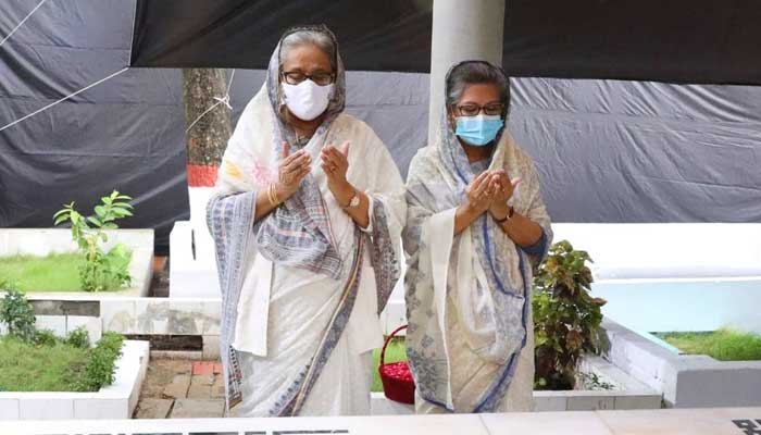 বোন রেহানাকে নিয়ে স্বজনদের কবর জিয়ারত করলেন প্রধানমন্ত্রী