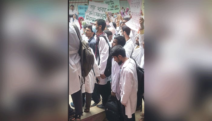 বাস‌যোগ‌্য ছাত্রাবাস গড়‌ার দাবিতে অধ‌্যক্ষকে অবরুদ্ধ