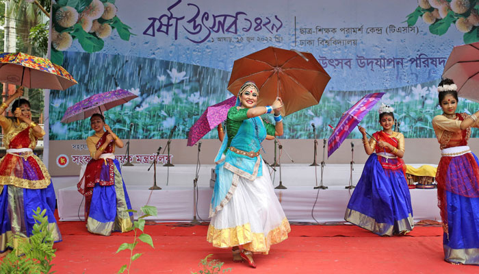 নাচ আর গানে বর্ষাবরণ