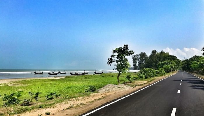 কক্সবাজার-টেকনাফ মেরিন ড্রাইভ সড়ক উন্নীত হচ্ছে দুই লেনে